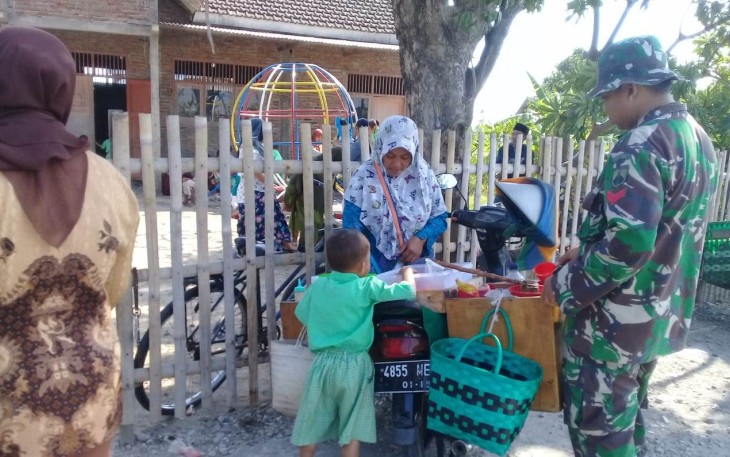 Senyum Bahagia Pedagang Jajanan Keliling Atas Jalan TMMD