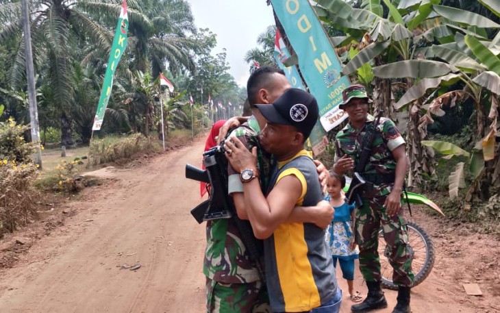 Sahrizal Orang Tua Asuh Peluk Sambil Menangis Kepergian Satgas TMMD