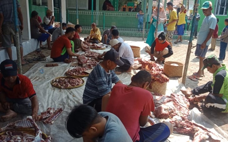 Warga Blok Masjid Sirojulhuda Margasari Berbaur Bahu Membahu potong hewan qurban