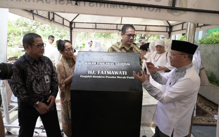 Gubernur Bengkulu Rohidin Mersyah Melakukan Ziarah Kubur Ke Makam Pahlawan Nasional Penjahit Sang Saka Merah Puyih Fatmawati Soekarno