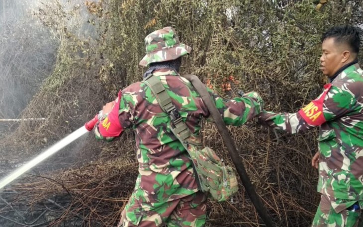 Personil Kodim 0209/LB Bersama Manggala Agni Berjibaku Padamkan Api Kebakaran Hutan