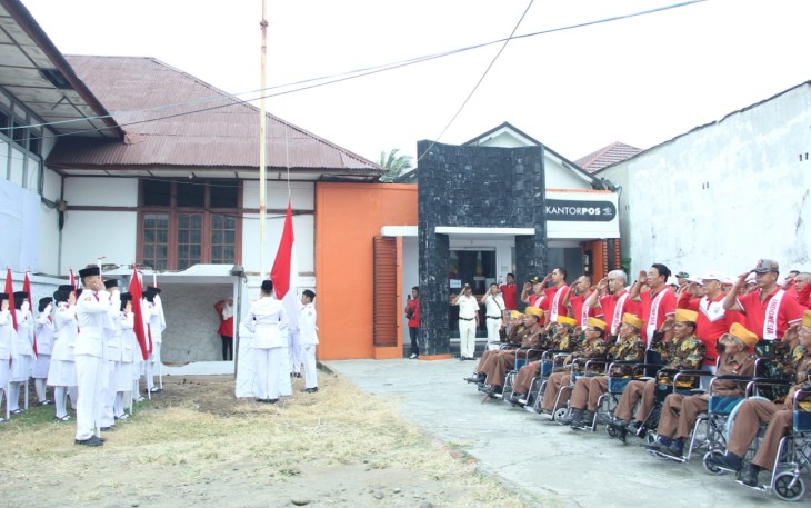 Gubernur Bengkulu Rohidin Mersyah Upacara di Kantor Pos Barukoto Kampung Kecamatan Teluk Segara Kota Bengkulu