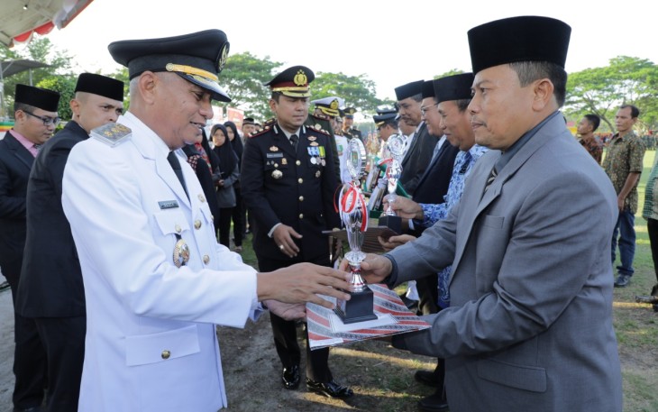 Plt Bupati Asahan Berikan Berbagai Penghargaan