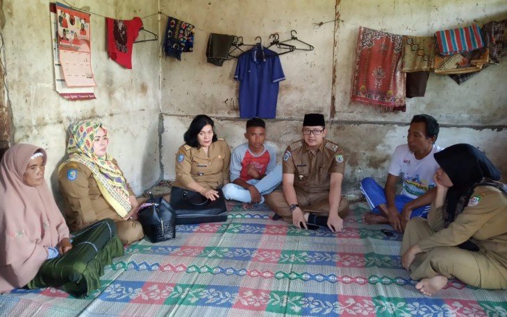 Tim Dinsos Menjemput Sangkut Andika Untuk Membawa Sangkut ke Panti Sosial Bina Remaja
