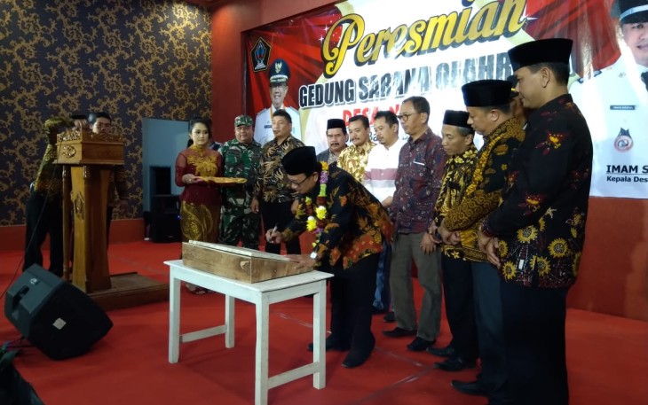 Bupati Rijanto menandatangani prasasti peresmian gedung sarana olahraga Desa Ngoran Kecamatan Nglegok Kabupaten Blitar.