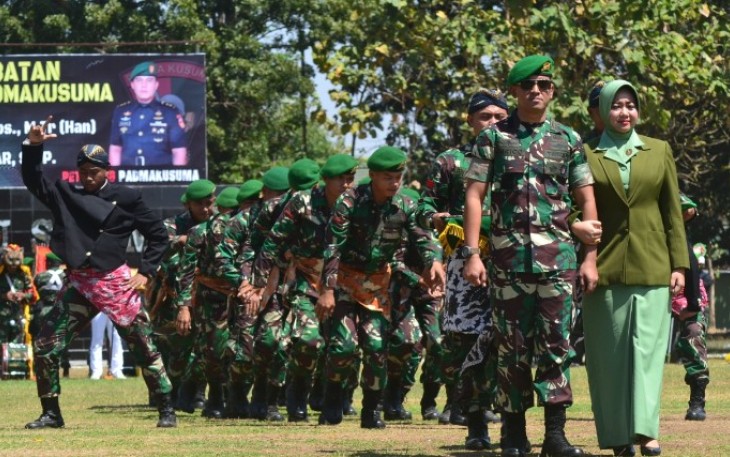 Tarian Adat Iringi Letkol Inf Enrico Setiyo Nugroho S.Sos. M. Tr (Han)
