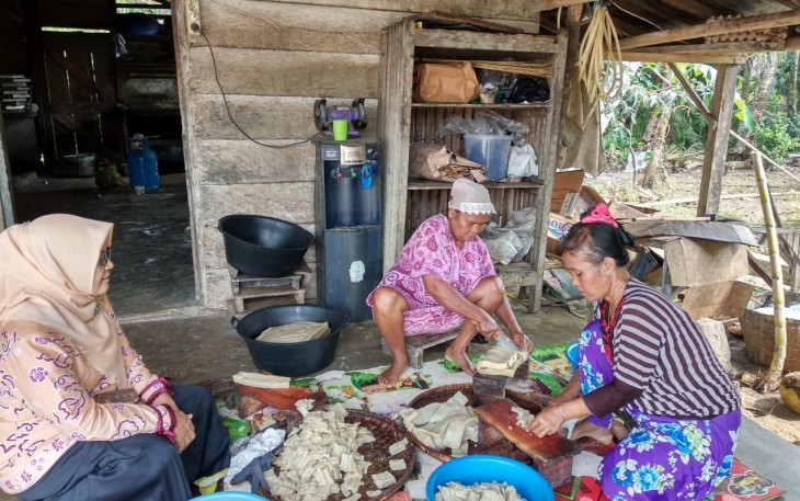 Pedagang Kerupuk Jangek Menyumbangkan Kerupuk Untuk Jumat Berkah 