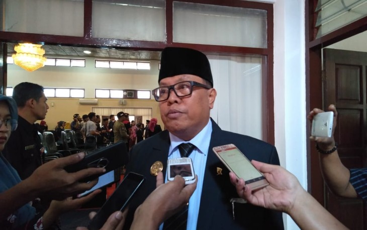 Plt Walikota Blitar Santoso saat dihubungi awak media seusai kegiatan pelantikan anggota DPRD Kota Blitar tahun 2019-2024.