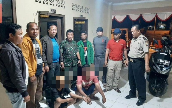 Dua Pemuda Pelaku Perkosaan usai ditangkap pihak Reskrim Polsek Larangan Polres Brebes