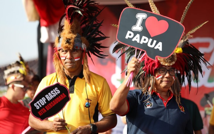 Bupati Rijanto (kanan) didampingi Kapolres Blitar (kiri) mengenakan atribut adat Papua sebagai penanda bagian dari masyarakat Papua.