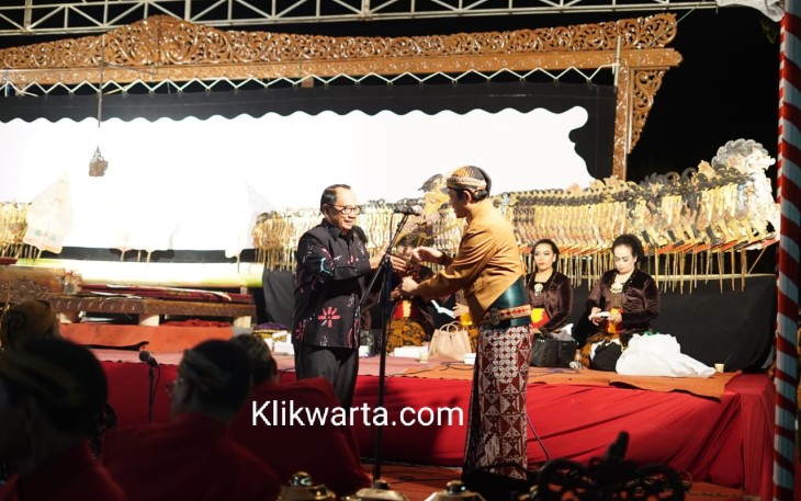 Bupati Blitar Rijanto saat memberikan wayang Werkudoro kepada Ki Dalang Purbo Asmoro.