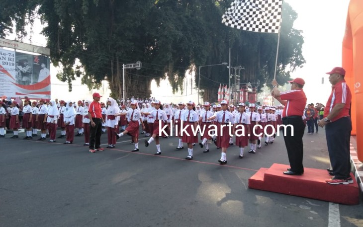 Lomba Baris Berbaris Siswa di HUT RI ke- 74, Plt Walikota Blitar : Sarana Perkuat Bela Negara