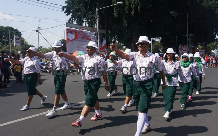 Peserta lomba baris berbaris kategori umum Kota Blitar tahun 2019 dalam rangkaian peringatan HUT RI ke-74.