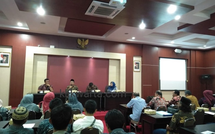 Bupati Blitar Rijanto (dua dari kiri) saat menyampaikan sambutan di acara audiensi dengan peternak Kabupaten Blitar.