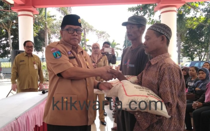 Plt Walikota Blitar Santoso secara simbolis menyerahkan bantuan Rastrada kepada masyarakat penerima manfaat