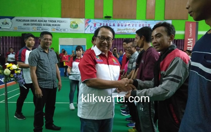 Bupati Rijanto (tiga dari kiri) saat memeberikan penghargaan kepada Atlet Bulutangkis Kabupaten Blitar seusai memberikan sambutan pada Kejurkab Bulutangkis Piala Bupati Blitar 2019
