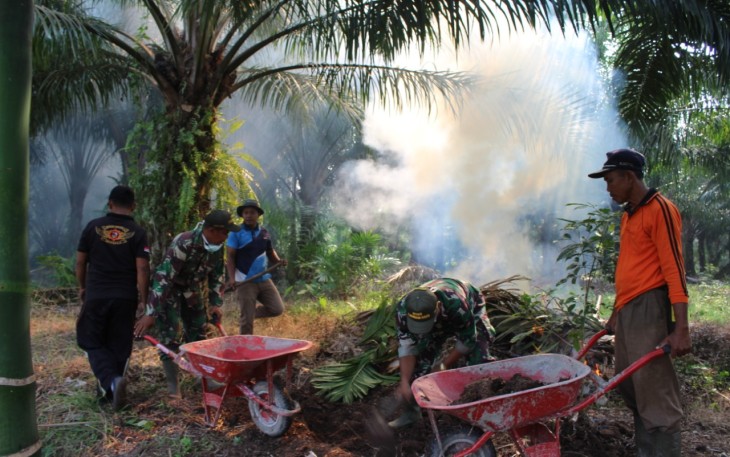 Gotong royong wujud kebersamaan yang terus ditanamkan anggota Satgas TMMD kepada warga Cinta Makmur
