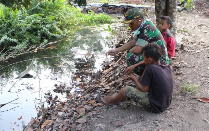 Dandim ikut memancing bersama anak-anak di sasaran Double box