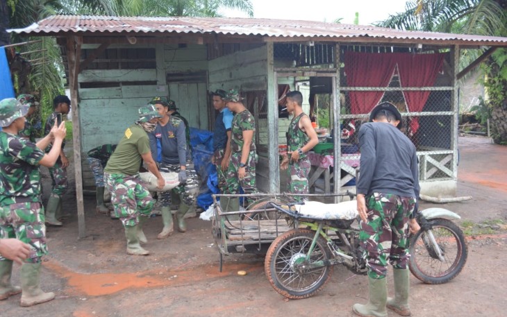 Satgas Bawa Material Pakai Bentor