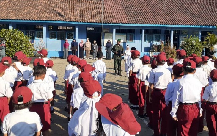 Babinsa Serma Paijan Menjadi Inspektur Upacara Bendera 