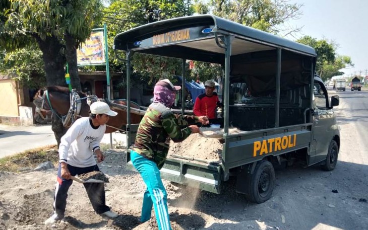 Mobil patroli Digunakan Untuk Melangsir Material