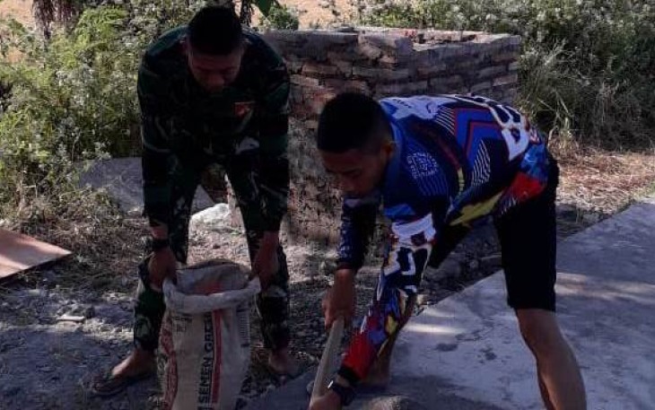 Satgas TMMD dan Warga Kebut Pengecoran Jalan di Perum Pesona Asri