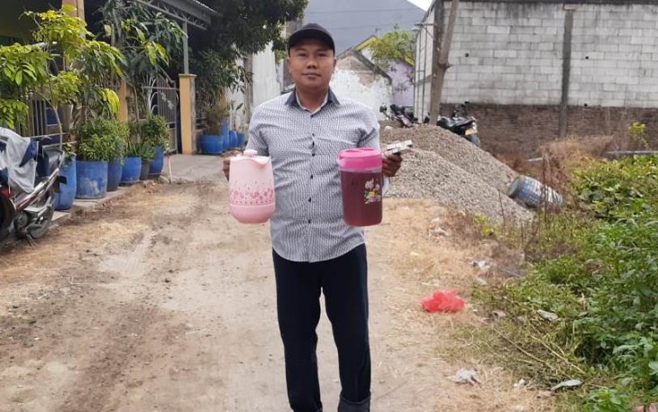 Bergiliran Warga Sediakan Makanan Dan Minum Untuk Satgas TMMD
