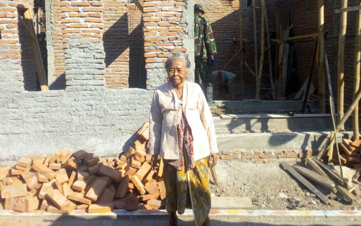 Tangis Haru Mbah Sumini Rumahnya Direhab Tentara