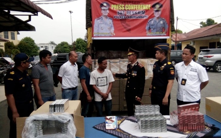 Konferensi Pers Kapolres Labuhan Batu AKBP Frido Situmorang  