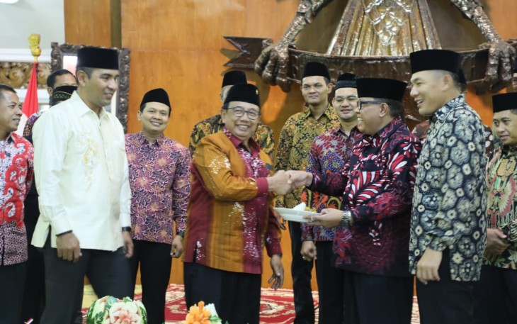 Bupati Rijanto Memberikan Nasi Tumpeng Kepada Plt Wali Kota Blitar Santoso