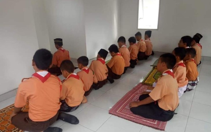 Siswa SDN 02 Rantau Utara Sedang Menjalankan Ibadah 