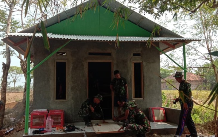 Pemasangan Pintu dan Jendela TMMD Kronjo