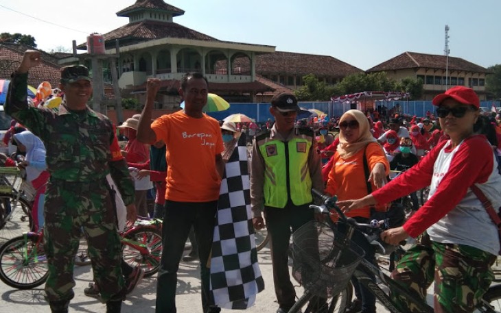 Babinsa Koramil 20 Cawas Serma Saroni Bersama Bhabinkamtibmas Polsek Cawas Melaksanakan Pengamanan Sepeda Santai