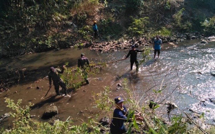 Koramil 01 Kota Bersama Relawan Bengawan Solo Maksimalkan Aliran Sungai Kalikuning