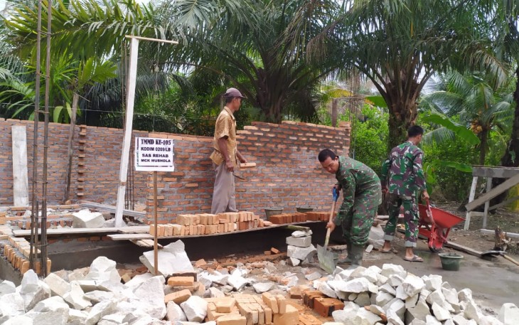 Pembongkaran MCK Mushola kejutkan Masyarakat Desa Cinta Makmur menjelang TMMD Kodim 0209/LB ke 105