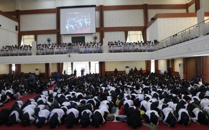Peserta PBAK UIN SGD Lakukan Sujud Syukur