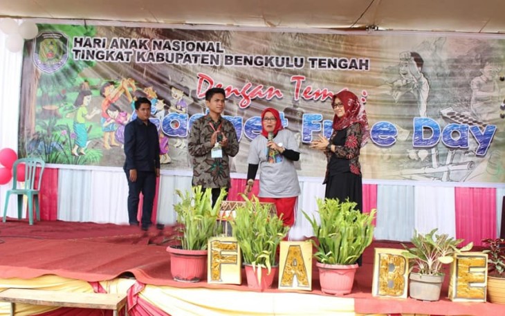 Staf Ahli Bidang Kemasyarkatan Dan SDM Drs Hj Martini Buka Perayaan Hari Anak Nasional Tingat Kabupaten 