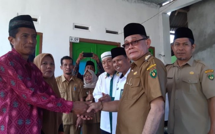 Asisten I Setda Bengkulu Selatan Yunizar Hasan Hadir Dalam Pemberian Kunci Secara Simbolis Dalam Program Bedah Rumah  