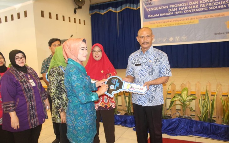 Bupati Brebes Serahkan Kendaraan Bagi Penyuluh Keluarga Berencana