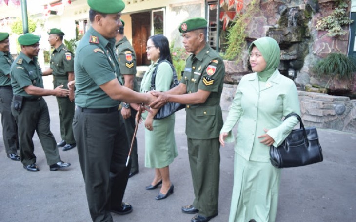 Komandan Komando Distrik Militer Letkol Kav Minarso SIP Berikan Penghargaan Kepada Tiga Prajuritnya  Yang Telah Masuk Masa Persiapan Pensiun