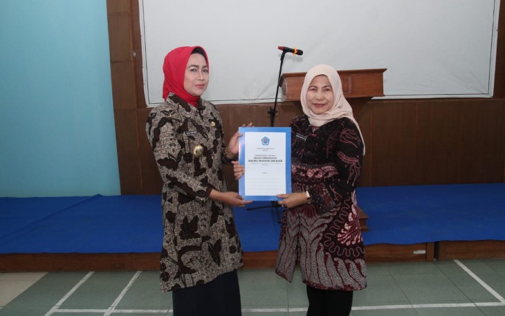 Penyerahan SK Purna tugas oleh Bupati Brebes H.Idza Priyanti S3.MH disaksikan Sekda Kab Brebes Ir.Djoko Gunawan MT dan Asisten Sekda serta Karyawan dan Karyawati Perumda Air minum Tirta Baribis Brebes