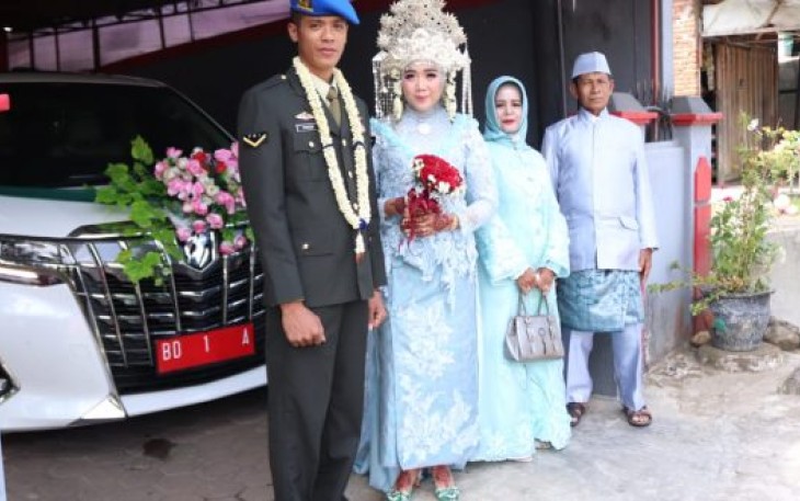 Pasangan Pengantin Yang Menggunakan Aplikasi HD Oto Untuk Pesta Pernikahannya 