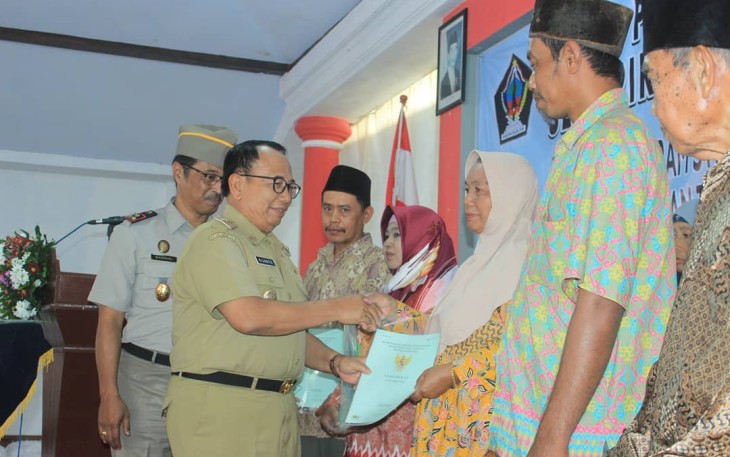 Bupati Rijanto saat membagikan sertifikat tanah kepada masyarakat Desa Bacem Kecamatan Ponggok Kabupaten Blitar.