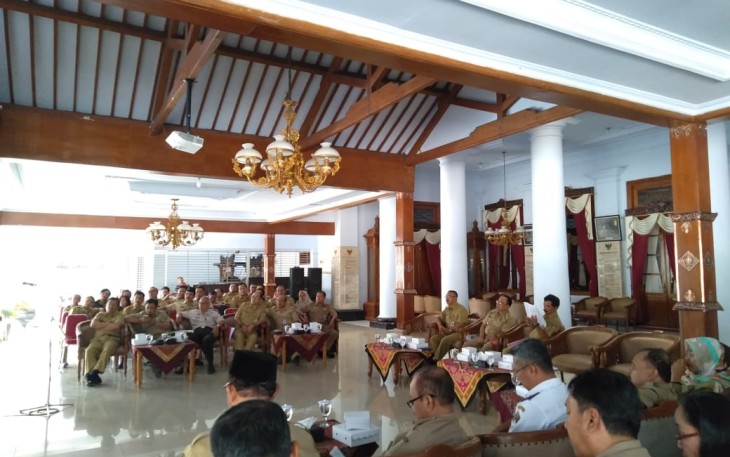 Bupati Blitar Rijanto saat mendengarkan pemaparan OPD Pemkab Blitar terkait persiapan penilaian SAKIP oleh pemerintah pusat.