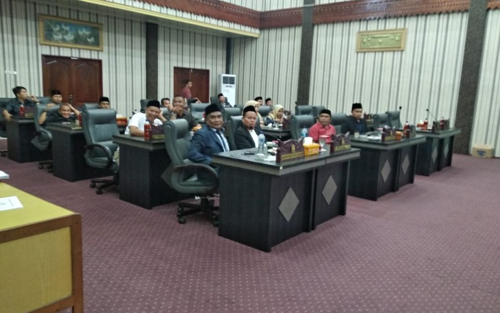 Para anggota DPRK Aceh Singkil mengikuti sidang paripurna yang dilaksanakan di gedung dewan setempat.