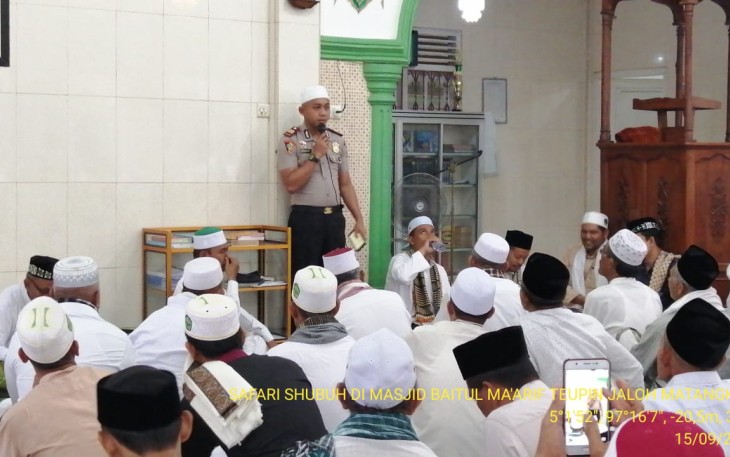 Kabag Ops Akp Syukrif saat memberi pemahaman tentang bahaya Radikalisme dan Terorisme serta Bahaya Narkoba dalam safari subuh.