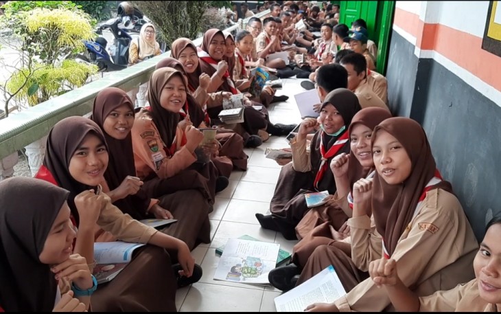 Para siswa SMPN 1 saat sedang membaca
