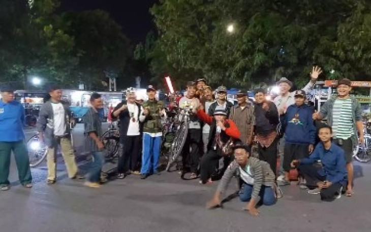 Komunitas Sepeda Tua Kosti saat Ngonthel Malam