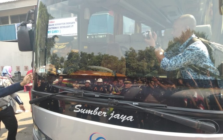 Sekretaris Daerah Pemkot Blitar Rudy Wijonarko (didalam Bis sisi kiri) saat menempelkan stiker penanda Lolos Uji KIR.