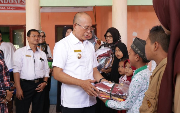 Bupati Bengkulu Selatan Gusnan Mulyadi Bagikan Seragam Gratis Pada Siswa 